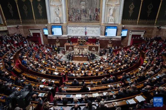 10月14日下午,法国总理勒科尔尼在位于法国巴黎的国民议会发表施政方针演讲,就2026年财政预算草案作出说明。他表示,政府将致力于在2026年将财政赤字控制在国内生产总值(GDP)5%以下,强调当前最紧迫的任务是持续削减公共开支。新华社发(奥雷利安·莫里萨尔摄)