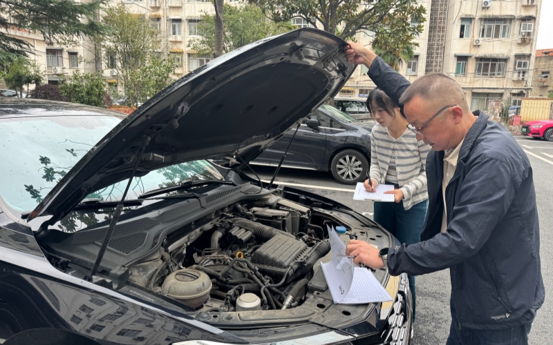 广水烟草工作人员实地核查公车封存情况。