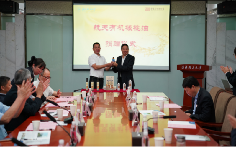 云南摩尔农庄生物科技开发有限公司捐赠航天有机核桃油。郑璐淳摄