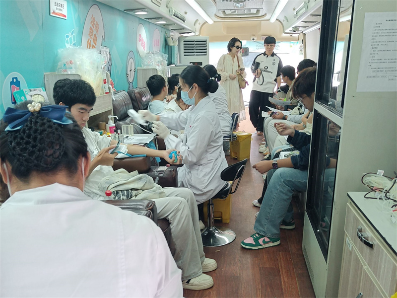 文华学院无偿献血现场。蒋开玉摄