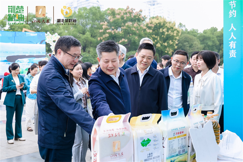 湖北省发改委党组成员，省粮食局党组书记、局长易俊东，咸宁市委常委、常务副市长王刚等领导在湖北优质粮油品牌主题展览区了解江汉大米情况