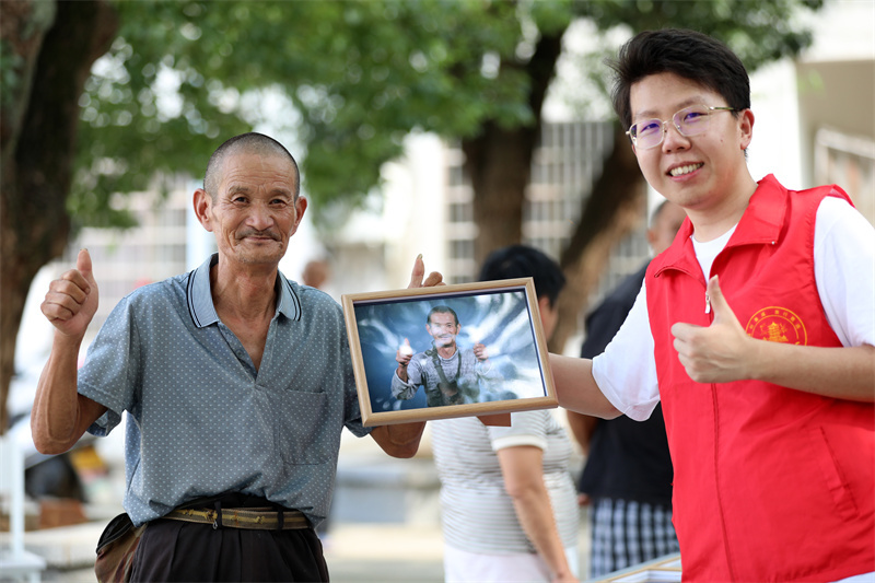 武汉卷烟厂志愿者在汉楼村开展关爱老人志愿摄影服务。杨明玥摄