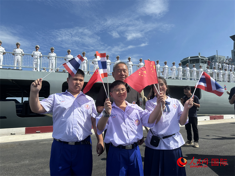 在泰国的华侨华人、中资机构代表欢迎中国海军编队。人民网记者 孙广勇摄
