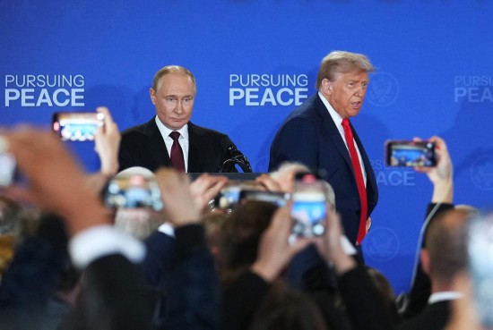 8月15日,美国总统特朗普(后右)与俄罗斯总统普京(后左)在美国阿拉斯加州安克雷奇市埃尔门多夫-理查森联合军事基地举行会晤后共同出席联合记者会。新华社记者吴晓凌摄