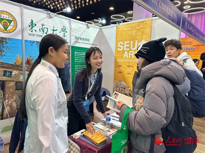 中国高校工作人员在现场为蒙古国学生提供咨询。人民网记者 张朋辉摄