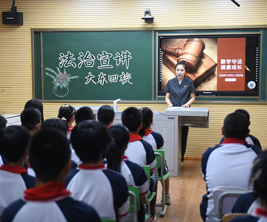 大东区法院干警走进校园为青少年开展普法宣传活动。 石磊 摄