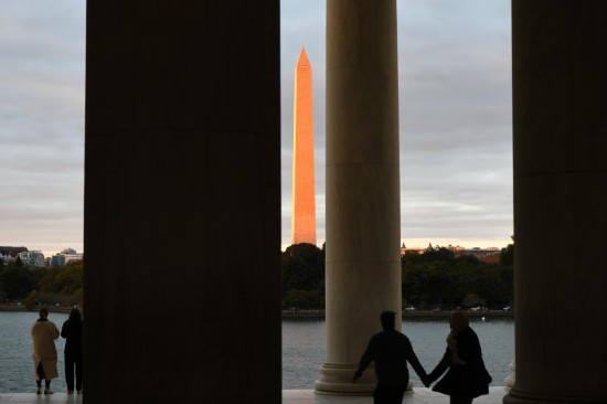 这是10月14日在美国华盛顿杰斐逊纪念堂拍摄的日落时分的华盛顿纪念碑。新华社记者李睿摄