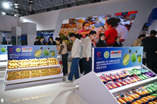 　　10月17日，观众在展会主宾国泰国展台参观。新华社记者 孙凡越 摄