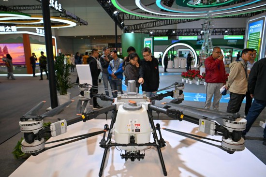 　　10月17日，观众在农业科技展区参观。新华社记者 孙凡越 摄