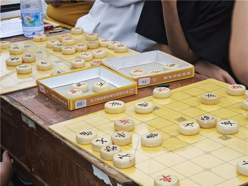 奕秋棋社成员们在对弈。黄绪彤摄