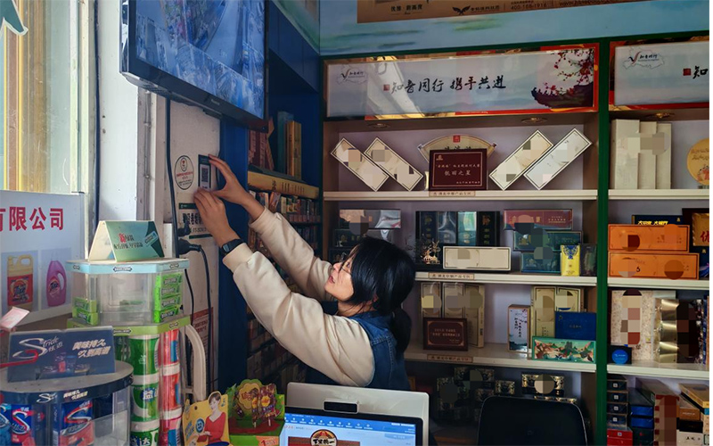 为客户张贴智慧服务二维码。