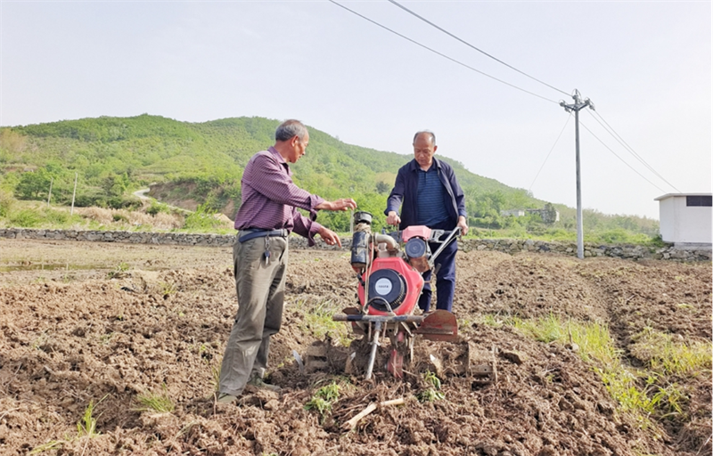 驻村队员帮助村民进行春耕