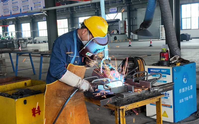 武天高速天门西段的施工现场。