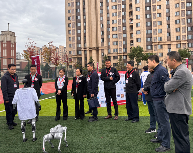人形机器人互动区、机器狗竞技区观摩。主办方供图