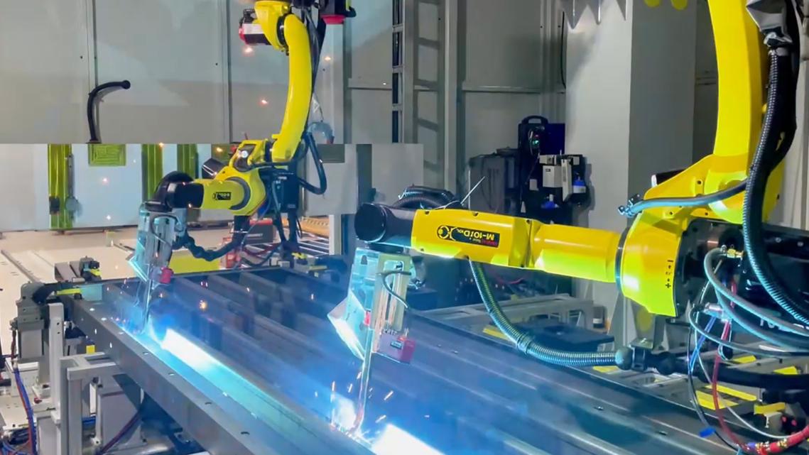 焊接机器人正在进行电梯轿底项目。 受访者供图