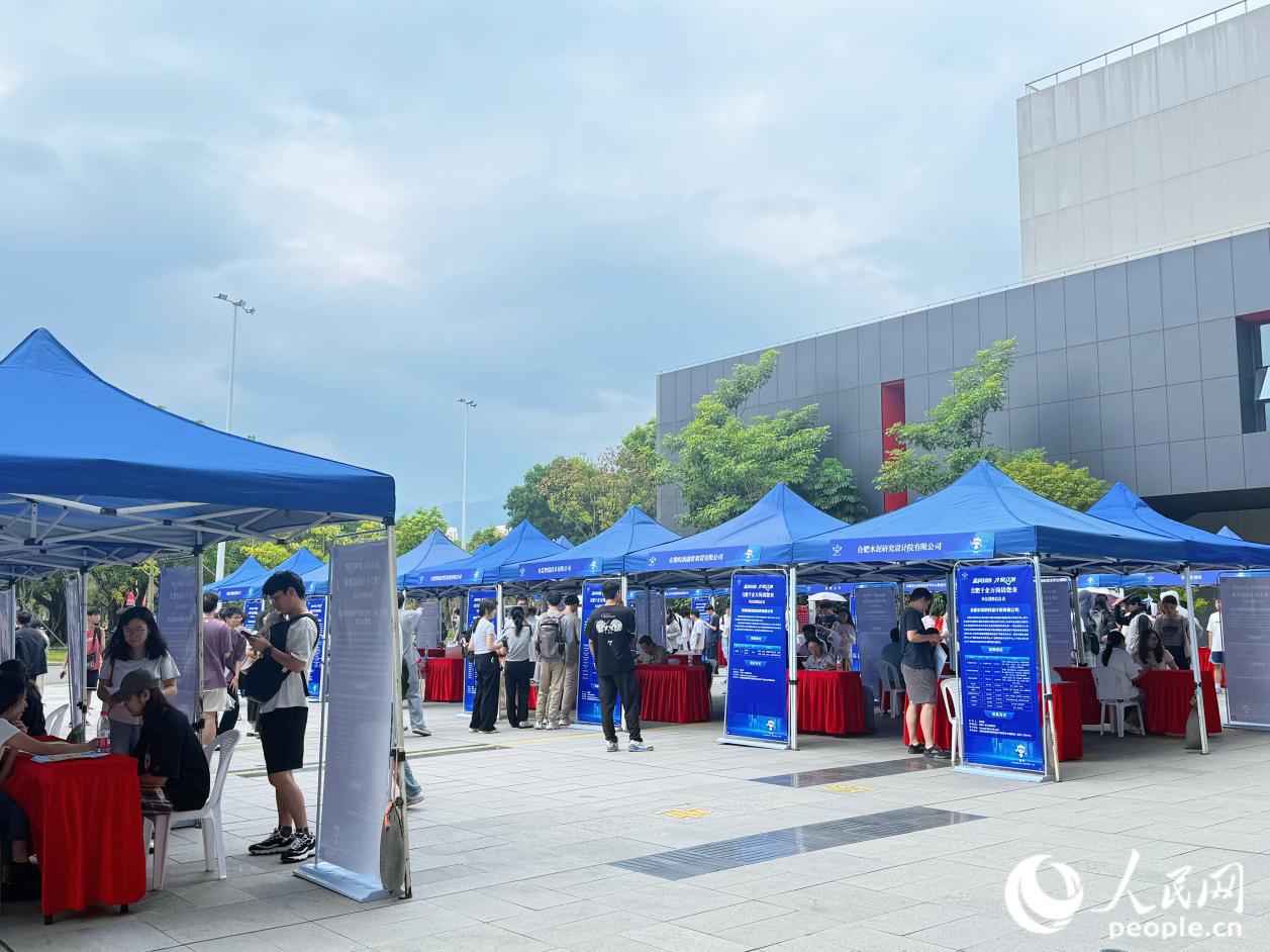 才刚开展，各招聘展位就吸引了学生们的关注。人民网 林铭贤摄