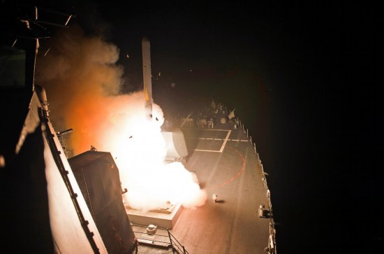 这张由美国海军发布的照片显示,2014年9月23日,在阿拉伯湾的美军导弹驱逐舰发射“战斧”导弹。新华社/美联