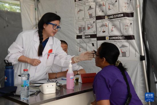 10月21日,在马达加斯加塔那那利佛北郊的阿努西亚拉医院,第24批中国援马达加斯加医疗队队员为当地民众义诊。新华社发(西塔卡·拉乔纳里松摄)