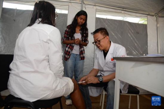 10月21日,在马达加斯加塔那那利佛北郊的阿努西亚拉医院,第24批中国援马达加斯加医疗队队员为当地民众义诊。新华社发(西塔卡·拉乔纳里松摄)