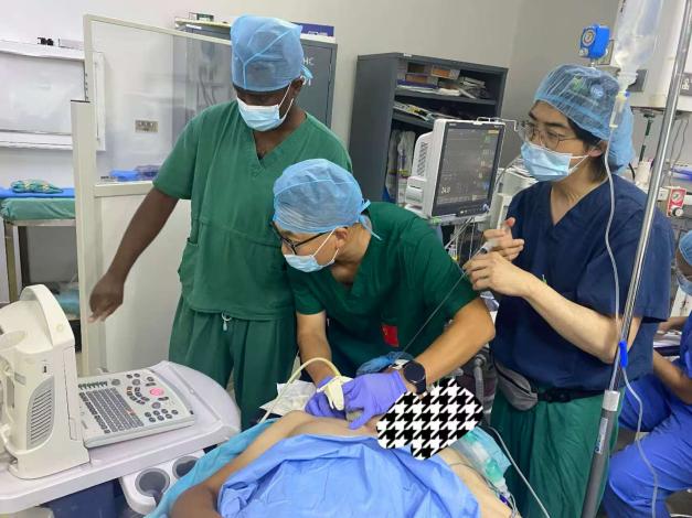 中国援圭亚那医疗队麻醉医生丁文平团队采用“无阿片麻醉”方案，帮助一名19岁锁骨骨折患者术后顺利苏醒，疼痛评分达到0分。第二十一期中国（江苏）援圭亚那医疗队供图