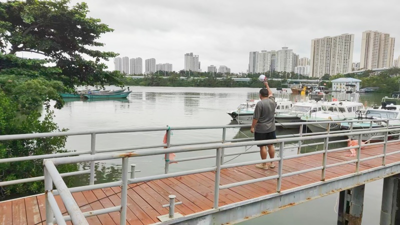 1、金贸街道工作人员正在劝导渔民离船上岸。 龙华区供图