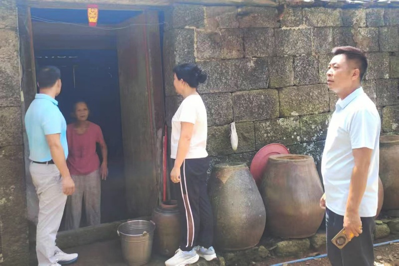 2、台风前，龙泉镇工作人员上门排查，为后续人员转移提供精准依据。 龙华区供图