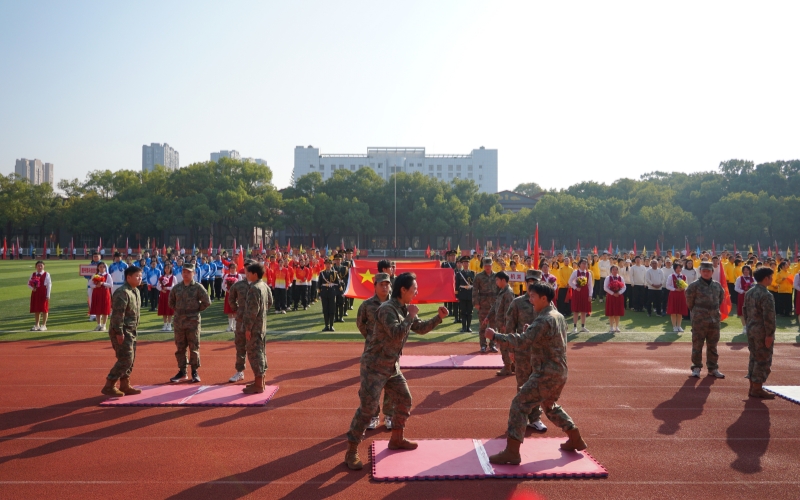 机电与自动化学院代表队擒拿术表演。学校供图