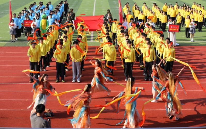 各学院代表队入场表演花样百出展风采。学校供图