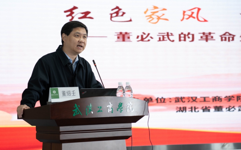 董绍壬正在作讲座。曹子涵摄