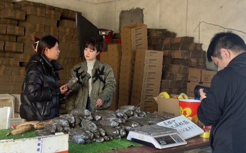 荆州市局(公司)党员在进行视频拍摄。