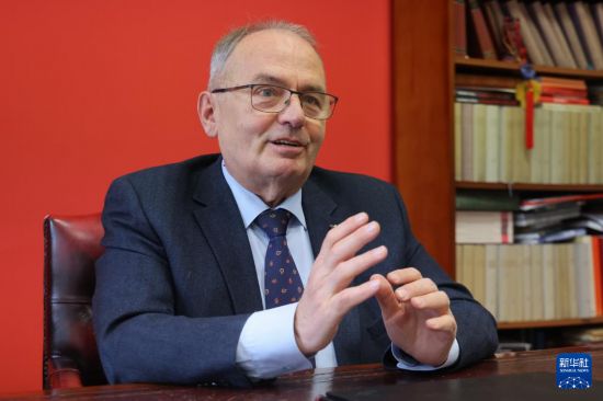 10月22日，在匈牙利布达佩斯，匈牙利工人党主席蒂尔默·久洛接受新华社记者专访。新华社发（弗尔季·奥蒂洛摄）