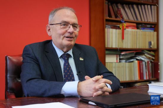 10月22日，在匈牙利布达佩斯，匈牙利工人党主席蒂尔默·久洛接受新华社记者专访。新华社发（弗尔季·奥蒂洛摄）