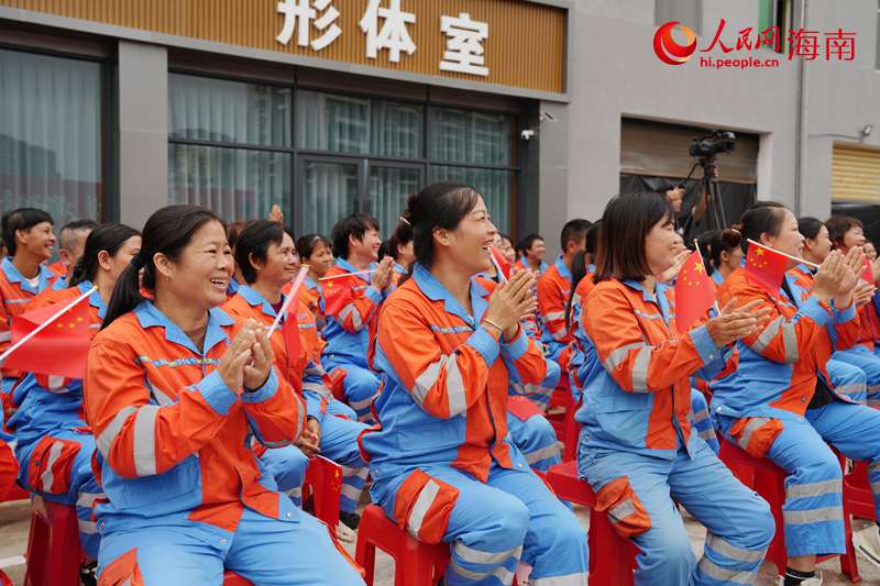 环卫工人在观看演出，脸上洋溢着喜悦。人民网记者 符武平摄