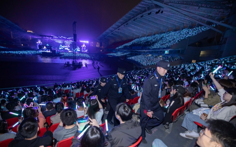 民警在演唱会现场执勤。