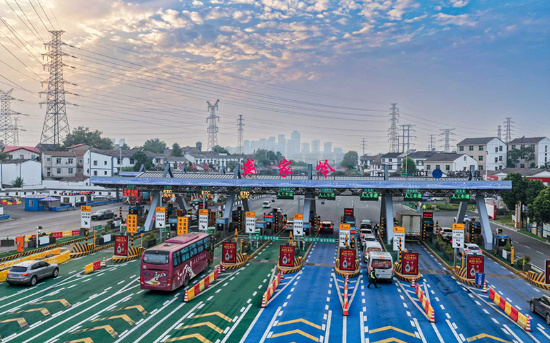 清晨的龚家岭收费站。杨晨风摄