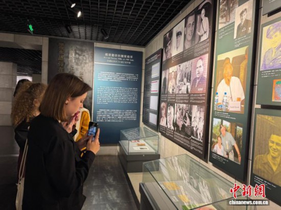 11月5日,沈阳大学来自俄罗斯、埃塞俄比亚等国家的40余名留学生走进沈阳二战盟军战俘营旧址陈列馆和沈阳“九· 一八”历史博物馆参观。中新社记者 韩宏 摄