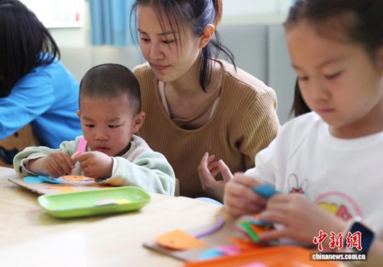 11月5日,小朋友在银川市金凤区湖畔嘉苑西区社区党群服务中心的“宝宝屋”里快乐玩耍。中新社记者 于晶 摄