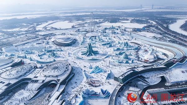 第二十六届哈尔滨冰雪大世界全景(资料图)。人民网记者 张哲鑫摄