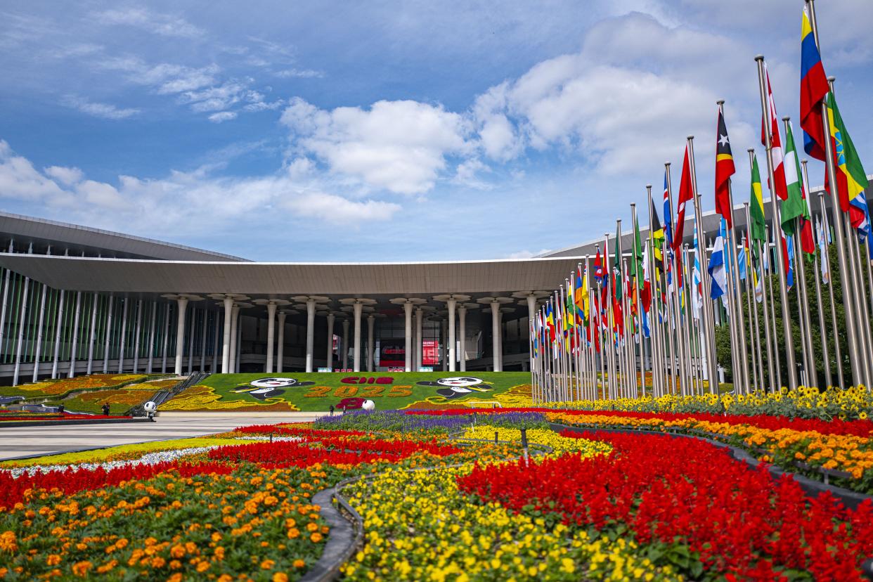 第八届进博会拉开序幕。王初摄