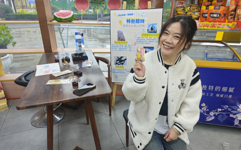 游客李女士参与积赞打卡、兑换礼品。