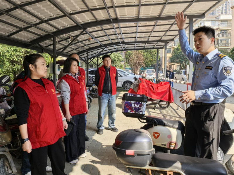 教官在青菱小区讲解电动车充电桩及防火用电知识。