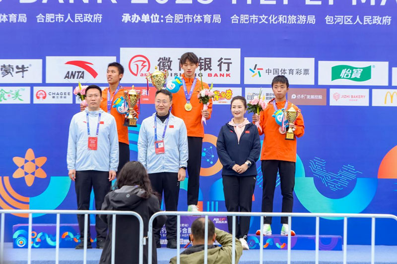 徽商银行合肥分行主要负责人张缨为半马跑者颁奖。