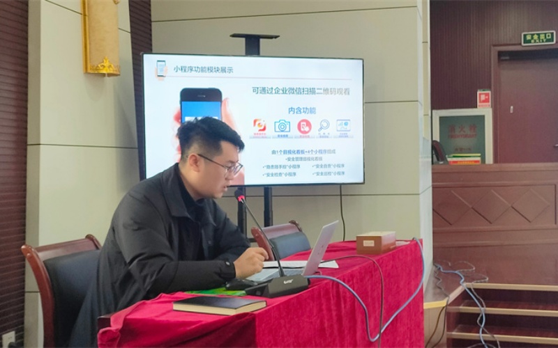 青年员工侯天阳讲解低代码开发小程序课程。