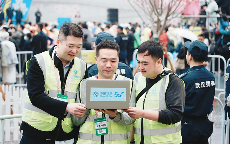 湖北移动技术人员在大型活动现场测试优化无线网络。