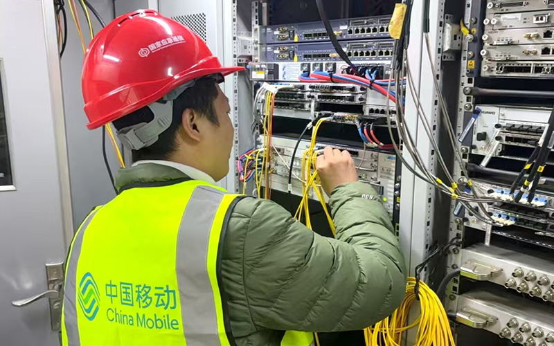 技术人员优化移动通信网络,全力保障市民用网畅通。
