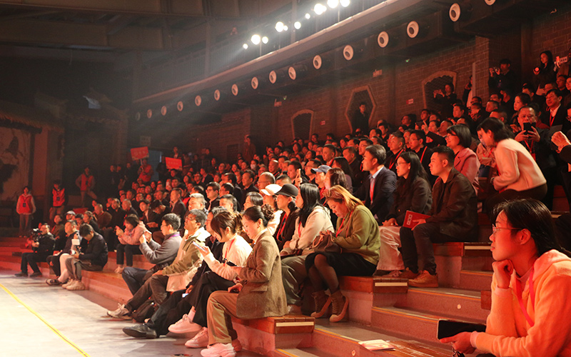 群众观看演出。