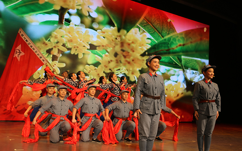 红色小剧表演现场。