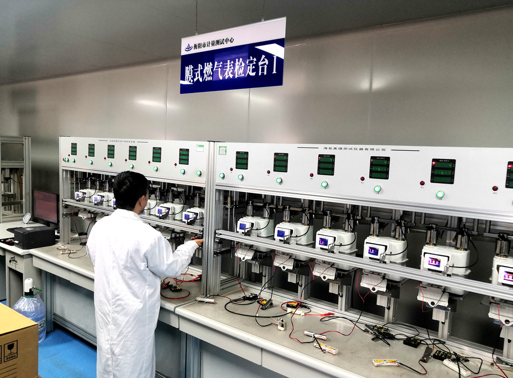 衡阳市计量测试中心燃气表检定台工作人员正在检定燃气表。人民网记者 孙博洋摄