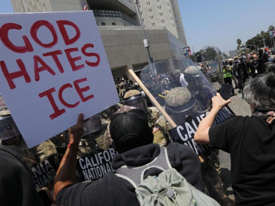 6月8日，在美国加利福尼亚州洛杉矶市中心的联邦执法机构门前，抗议者与国民警卫队人员对峙。新华社发（邱晨摄）