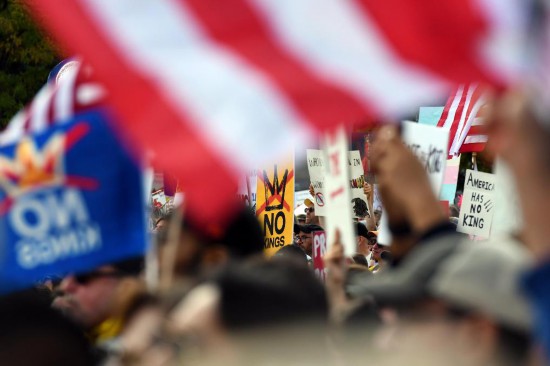 10月18日，在美国华盛顿，人们参加示威游行活动。包括纽约、洛杉矶、华盛顿、芝加哥等主要城市在内的美国多地当日举行示威游行，反对暴力打击移民、强行派遣国民警卫队进入美国城市、加征关税等多项特朗普政府执行的政策。新华社记者李睿摄